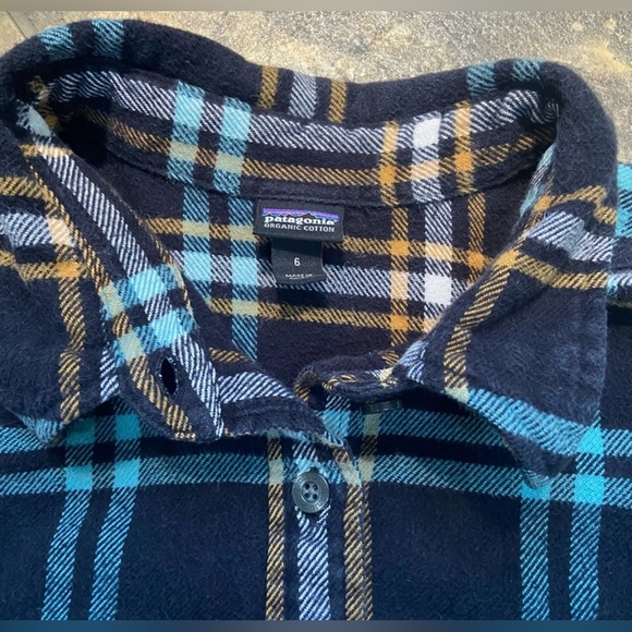 Woman’s Patagonia organic cotton button down flannel - Picture 2 of 2